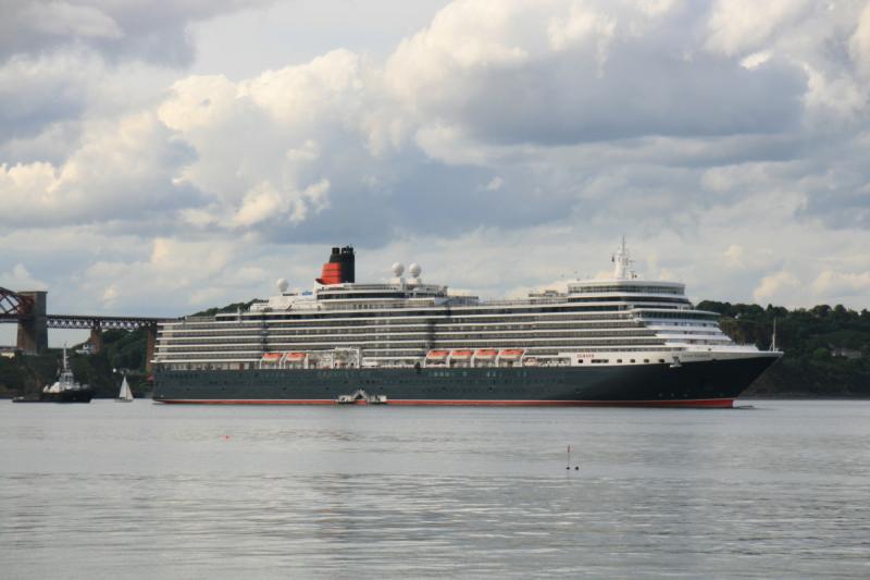 Queen Elizabeth : Liner Queen Elizabeth anchored off Hound Point facing East on 04/09/2011 Photo of Queen Elizabeth