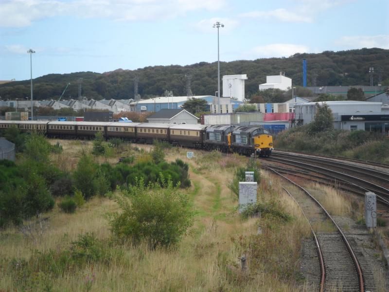 37 409 & 069 : at the rear of 13:17 Aberdeen to Aberdeen posh nosh, 37 423 front, the music was fantastic their aint a class to match the sound of 37s. Photo of 37 409 & 069