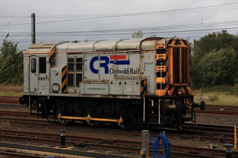 08871: 08871 waits to be loaded while the lowloader was turning 08472 in the sidings at Craigentinny on 13/09/2011 Photo of 08871