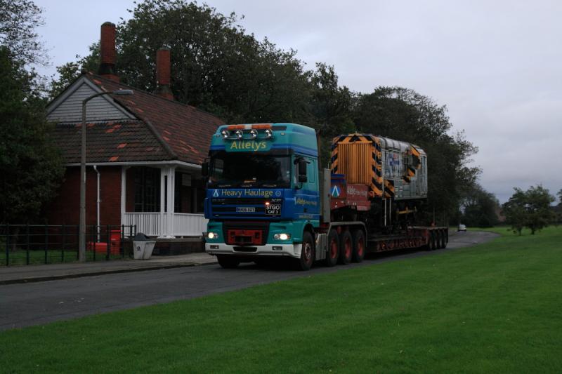 08871 passing Portobello Golf Course clubhouse.: 08871 passing Portobello Golf Course clubhouse, plenty of room as play had finished for the day. Photo of 08871 passing Portobello Golf Course clubhouse.